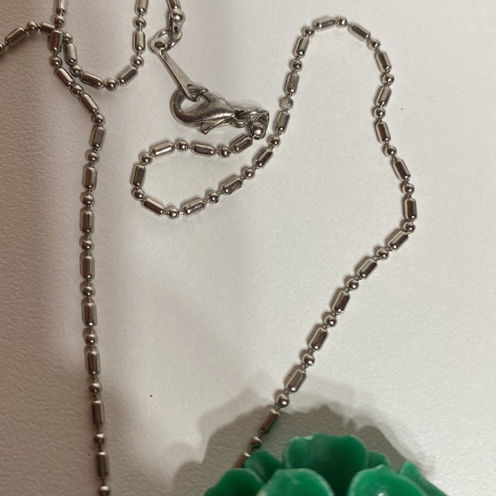 Green Resin Flower Pendant Necklace - Picture 9 of 10